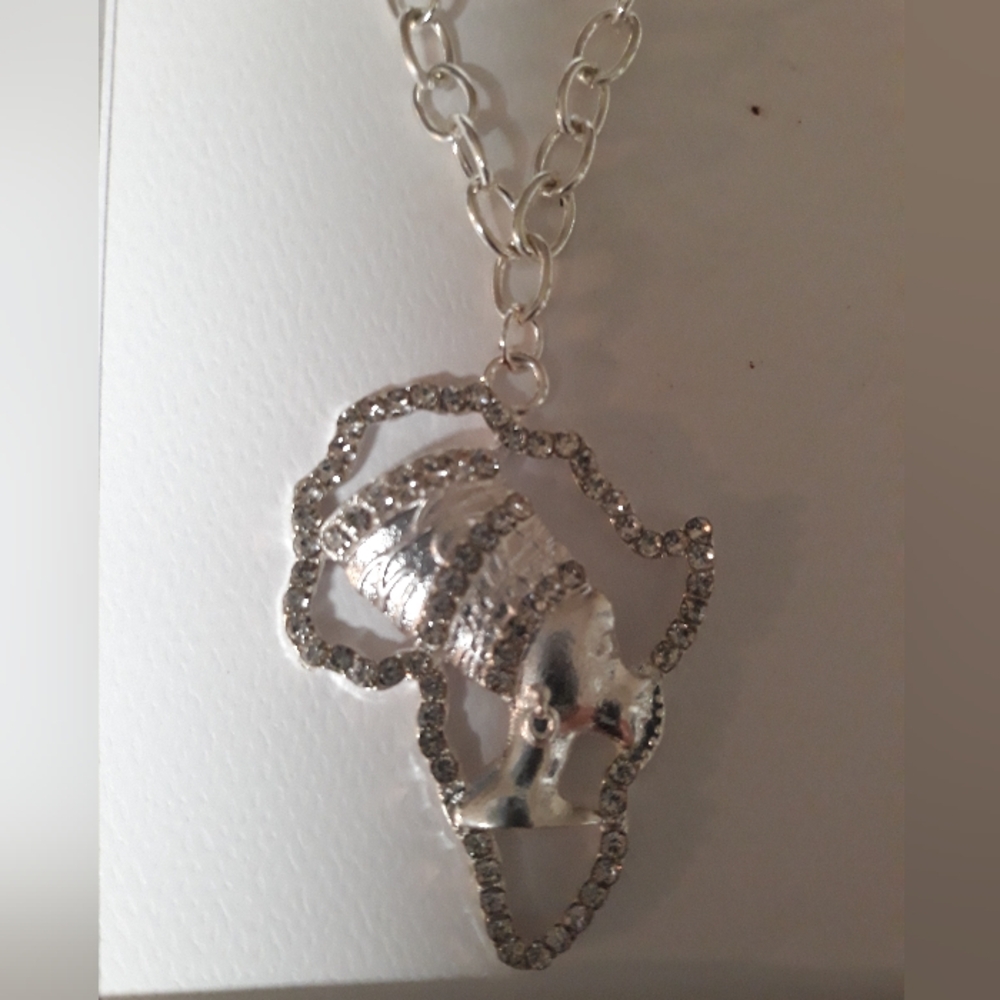 Silver Egyptian Nefertiti Pendant Necklace w Crystal accents 20"-24" Chain. NEW